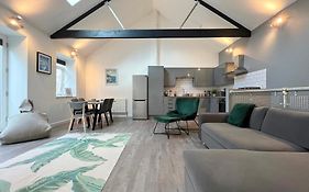 Modern~ Reverse Level~2 Bed~Townhouse~Central~Penzance